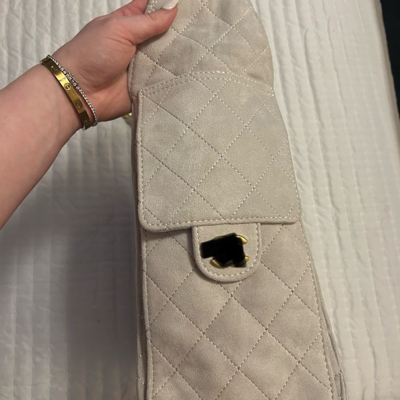 HOLD - Picture 4 of 4